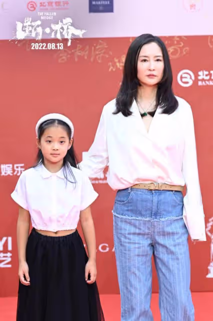 梅婷10歲女兒再演電影，搭檔宋佳趙又廷等演技派，大合照站位搶鏡