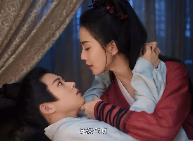 36歲趙麗穎對比43歲董潔，骨相老去和皮相老去的差距一目了然