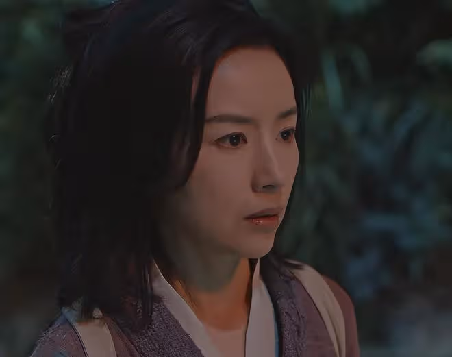 36歲趙麗穎對比43歲董潔，骨相老去和皮相老去的差距一目了然