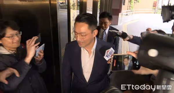 公布大S個資遭起訴！汪小菲面帶燦笑抵台北法院