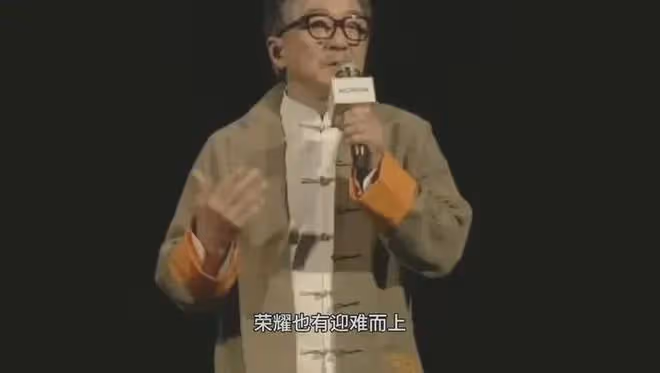 誰說大哥老了，成龍代言榮耀，現場演唱《真心英雄》，引網友淚目