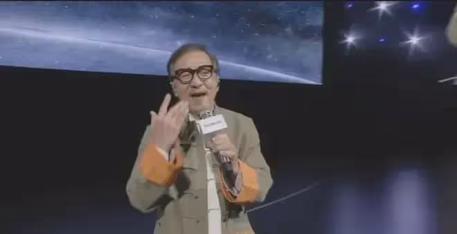 誰說大哥老了，成龍代言榮耀，現場演唱《真心英雄》，引網友淚目