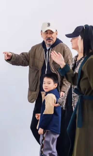 蔣勤勤夫婦攜小兒子看展,兒子正臉曝光很可愛,長得太像陳建斌!
