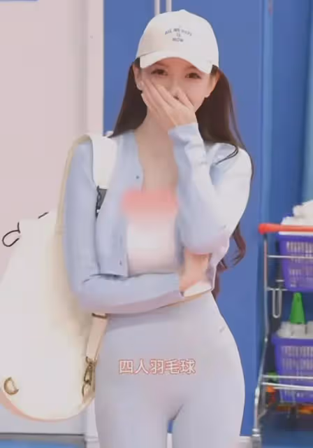 葉珂現身打羽毛球,與黃曉明約會後心情舒暢,打扮十分精緻疑擺拍