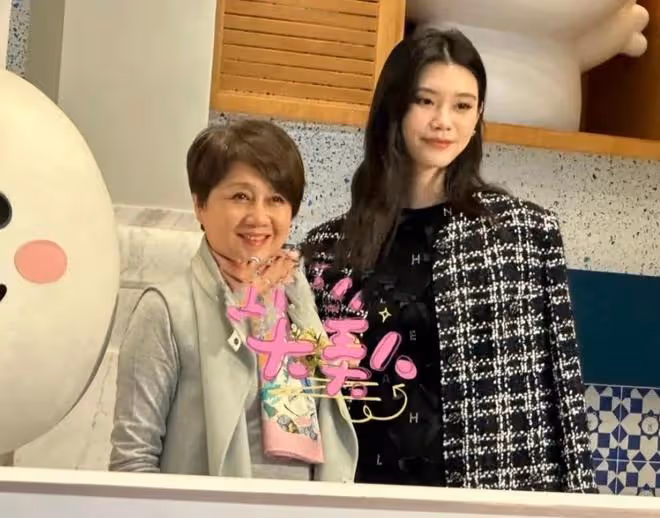嫁豪門4年,奚夢瑤終於在大合照站婆婆身邊,她比郭碧婷清醒太多