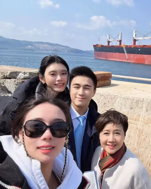 嫁豪門4年,奚夢瑤終於在大合照站婆婆身邊,她比郭碧婷清醒太多