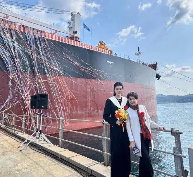 嫁豪門4年,奚夢瑤終於在大合照站婆婆身邊,她比郭碧婷清醒太多