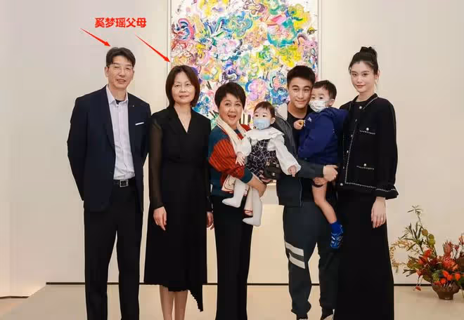 嫁豪門4年,奚夢瑤終於在大合照站婆婆身邊,她比郭碧婷清醒太多