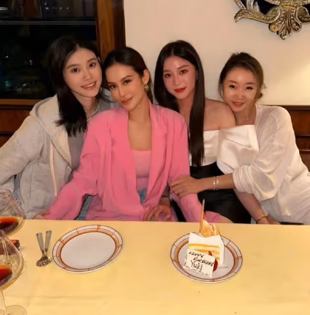 嫁豪門4年,奚夢瑤終於在大合照站婆婆身邊,她比郭碧婷清醒太多