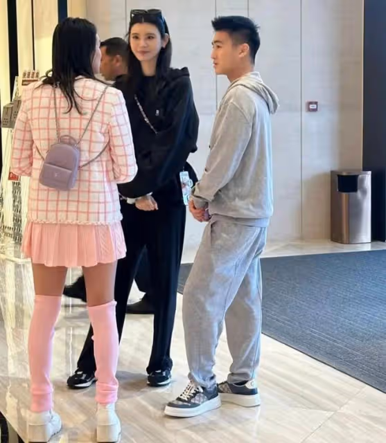 嫁豪門4年,奚夢瑤終於在大合照站婆婆身邊,她比郭碧婷清醒太多