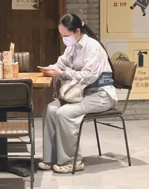 嫁豪門4年,奚夢瑤終於在大合照站婆婆身邊,她比郭碧婷清醒太多