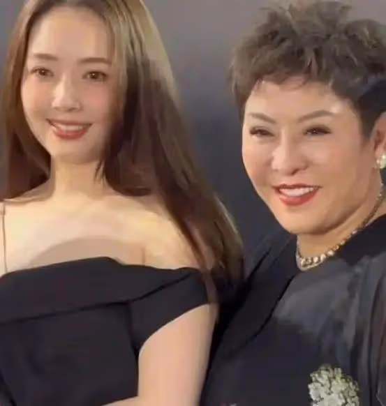 嫁豪門4年,奚夢瑤終於在大合照站婆婆身邊,她比郭碧婷清醒太多