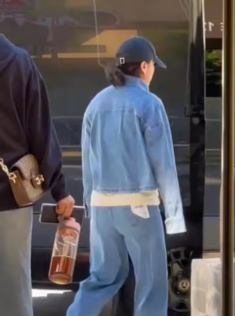賈玲現身美國洛杉磯,身材纖瘦沒有出現反彈,和工作人員走在一起
