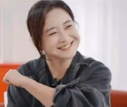 賈玲現身美國洛杉磯,身材纖瘦沒有出現反彈,和工作人員走在一起