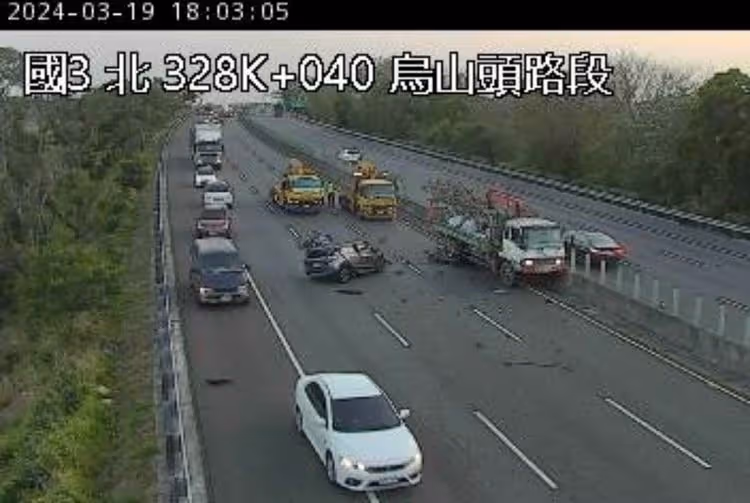 大貨車國3失控斜切！小車猛然追撞「不成車形」　駕駛慘死