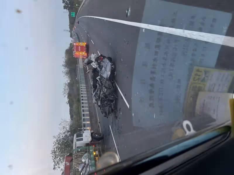 大貨車國3失控斜切！小車猛然追撞「不成車形」　駕駛慘死