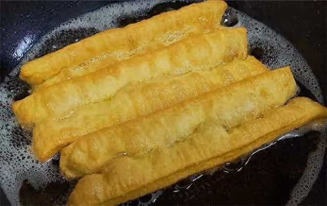 早餐店的油條配方做法,建議收藏,讓你在家也能做出酥脆大油條