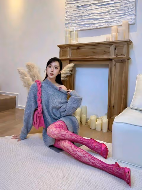 灰色寬鬆毛衣下的妖嬈,絲襪高跟鞋的浪漫邂逅,優雅的穿搭藝術