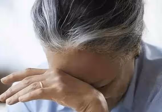 丈夫出軌八年，媳婦不吵不鬧，當婆婆生病住院，媳婦反擊讓他後悔