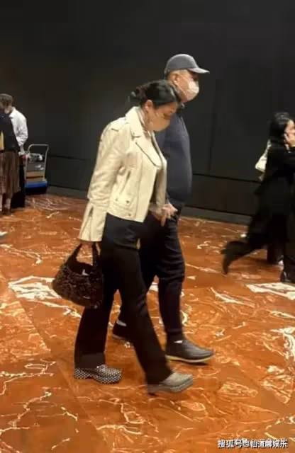陳凱歌陳紅同框看話劇，散場後手牽手摟腰好甜蜜，結婚28年仍恩愛
