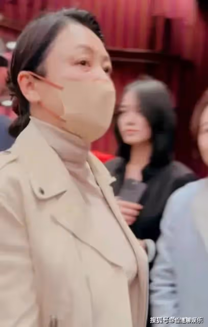 陳凱歌陳紅同框看話劇，散場後手牽手摟腰好甜蜜，結婚28年仍恩愛