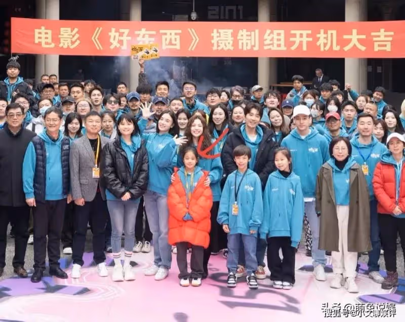 梅婷11歲女兒厲害了!與宋佳趙又廷等搭戲,電影開機大合照站C位