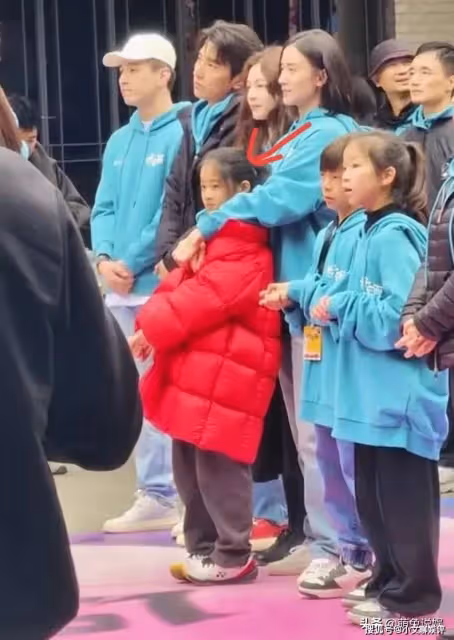 梅婷11歲女兒厲害了!與宋佳趙又廷等搭戲,電影開機大合照站C位