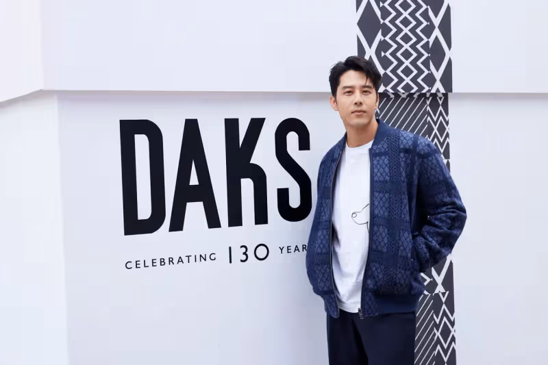 胡宇威穿DAKS化身英倫紳士　見證李玉璽為大100歲「長輩」走秀