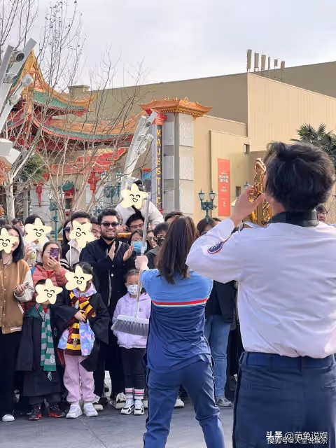 尤浩然近照:北京環球影城被偶遇,留滿臉黑鬍子,模樣大變認不出
