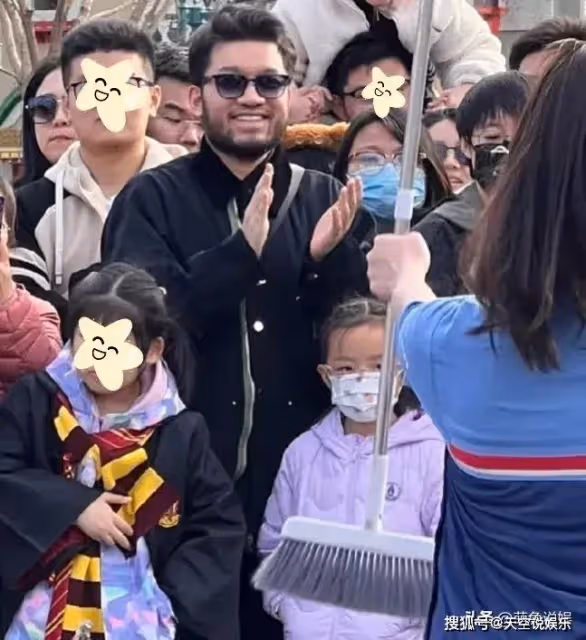 尤浩然近照:北京環球影城被偶遇,留滿臉黑鬍子,模樣大變認不出