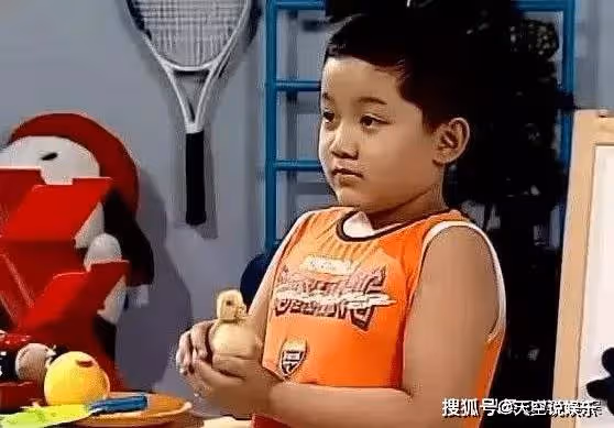 尤浩然近照:北京環球影城被偶遇,留滿臉黑鬍子,模樣大變認不出
