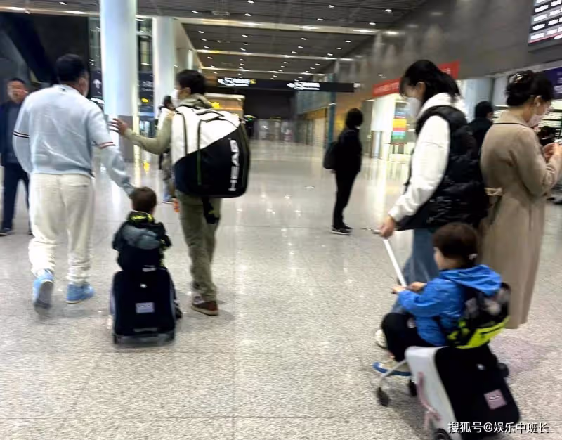 撒貝寧帶家人現身西安遊玩，外籍妻子穿漢服秀身材！小撒表情亮了