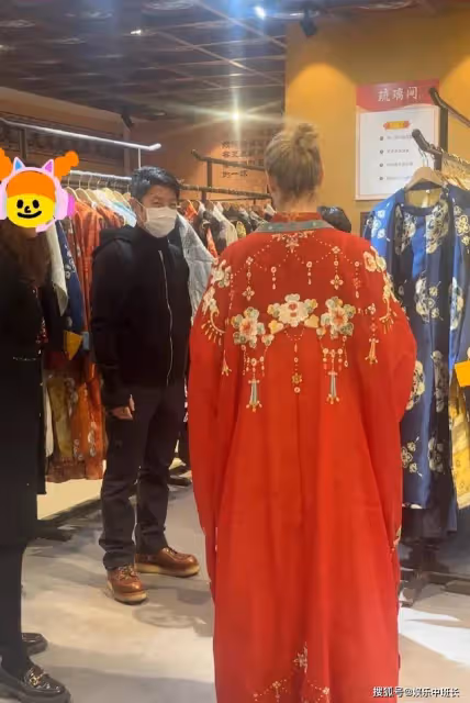 撒貝寧帶家人現身西安遊玩，外籍妻子穿漢服秀身材！小撒表情亮了