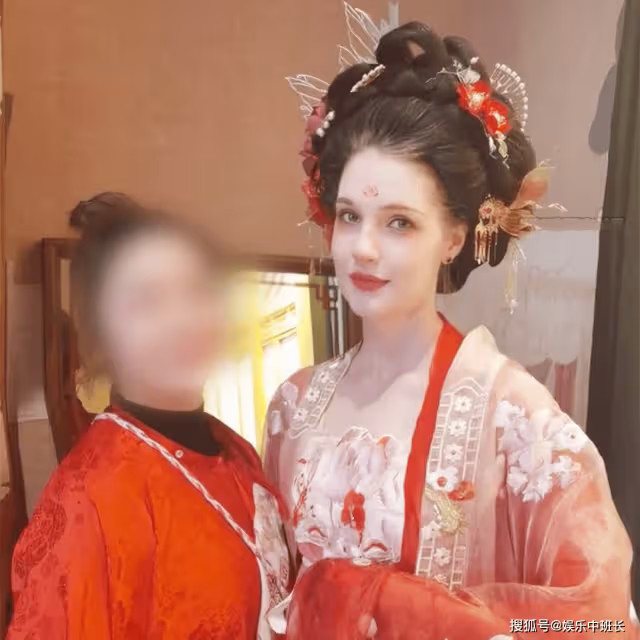 撒貝寧帶家人現身西安遊玩，外籍妻子穿漢服秀身材！小撒表情亮了