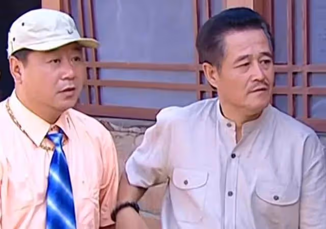 久未露面的趙本山澳門喜劇節現身,眾人紛紛起身表達敬意