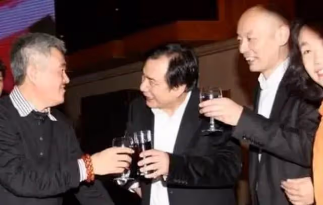 久未露面的趙本山澳門喜劇節現身，眾人紛紛起身表達敬意