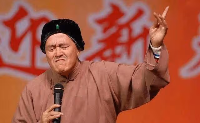 久未露面的趙本山澳門喜劇節現身，眾人紛紛起身表達敬意