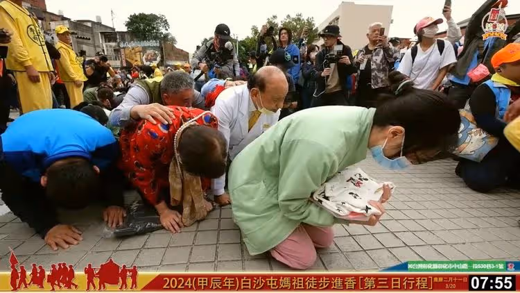 「粉紅超跑」為彰化車禍姊妹衝醫院　醫護捧姊姊衣物鑽轎底