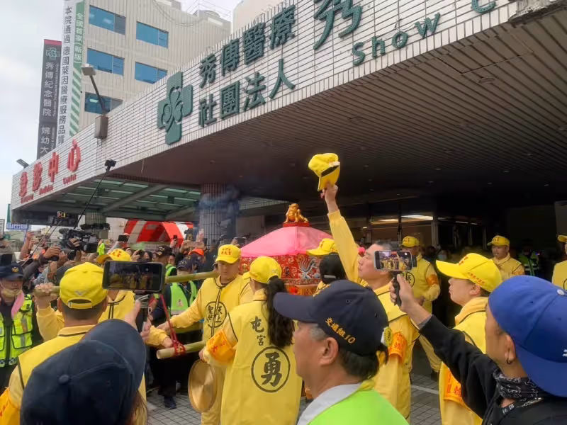 「粉紅超跑」為彰化車禍姊妹衝醫院　醫護捧姊姊衣物鑽轎底