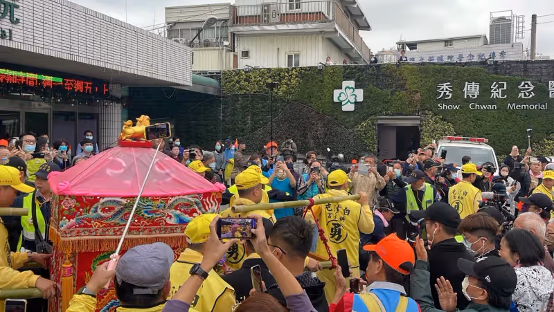 「粉紅超跑」為彰化車禍姊妹衝醫院　醫護捧姊姊衣物鑽轎底