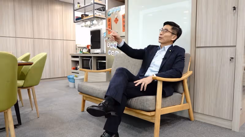 壹蘋開箱｜鍾佳濱辦公室擁咖啡廳+整片觀景窗！　直播間藏蒂芬妮綠單車