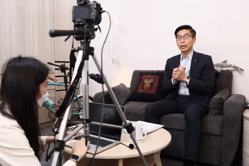 壹蘋開箱｜鍾佳濱辦公室擁咖啡廳+整片觀景窗！　直播間藏蒂芬妮綠單車