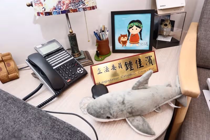 壹蘋開箱｜鍾佳濱辦公室擁咖啡廳+整片觀景窗！　直播間藏蒂芬妮綠單車