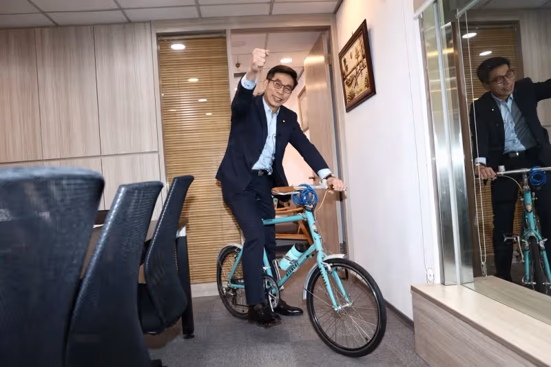 壹蘋開箱｜鍾佳濱辦公室擁咖啡廳+整片觀景窗！　直播間藏蒂芬妮綠單車