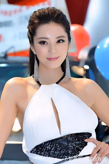 她被讚譽為中國第一黃金身材,顏值無敵,今33歲活得像23歲