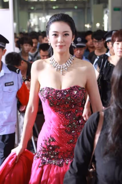 她被讚譽為中國第一黃金身材,顏值無敵,今33歲活得像23歲