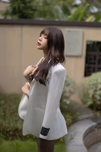 黑色弔帶連衣裙:神秘性感,誰能抵擋它的致命誘惑?