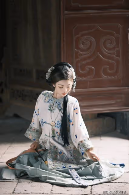 19歲極品尤物演繹古典漢服之美:猶如水墨畫一樣