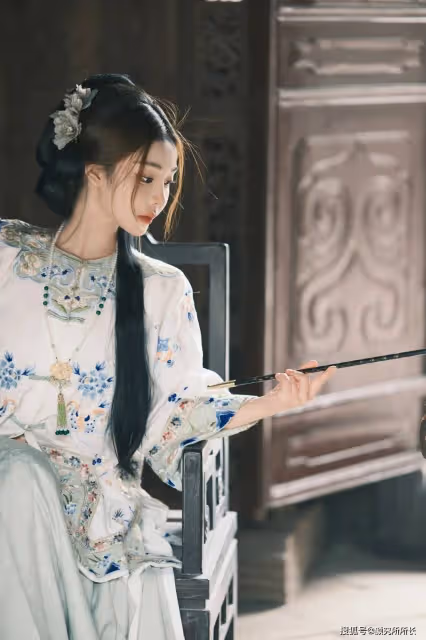 19歲極品尤物演繹古典漢服之美:猶如水墨畫一樣