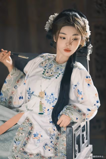 19歲極品尤物演繹古典漢服之美:猶如水墨畫一樣